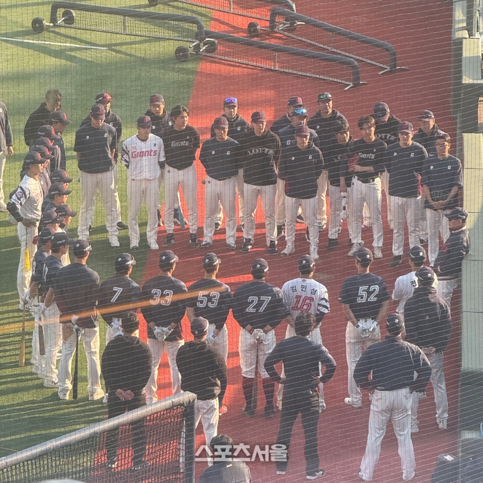 롯데, 1위인데 왜 퇴근 안 해? 김태형 감독도 '마찬가지'→경기 후 '전원 특타' 사연 [SS사직in]