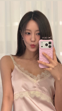 “속옷만 입고 탄 줄” 효민, 비행기 탑승 패션에 ‘시선 집중’