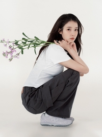 아이유, 봄을 부르는 산뜻한 비주얼