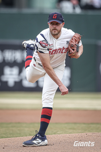 ‘제2의 폰세’+롯데 개막전 선발 ‘유력’ 평가 이유 있네! 비슬리 시속 153㎞쾅! 한화전 호투까지 “더 안정된 모습 약속” [SS사직in]