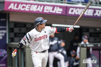 “유강남이 타선 이끌었다”… ‘연타석포’ 안방마님 활약에 김태형 감독 ‘함박웃음’ [SS사직in]