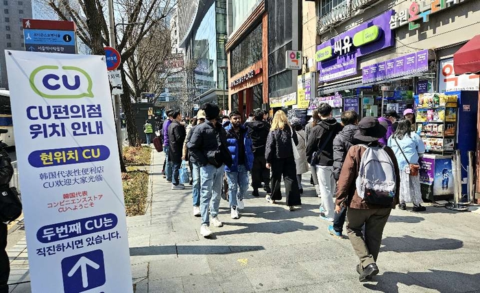 광화문 CU 편의점, BTS 공연 덕 '함박웃음'...매출 5배 껑충