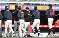 [포토] 김태형 감독 ‘이겼다’