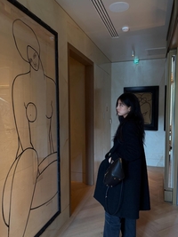 수지,여행 중 나체 작품과 마주하다... 그림과 눈싸움 중!