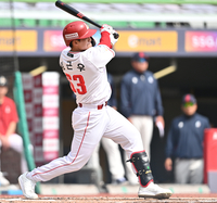 [포토] 임근우, 1회 깔끔한 안타