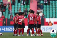 4경기 레드카드만 ‘3차례’, 3무1패로 잘 버텼지만…아직 첫 승 없는 포항에 내려진 ‘퇴장 주의보’