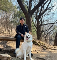 이연복 셰프, 깜짝 근황 공개… 반려견과 힐링[★SNS]