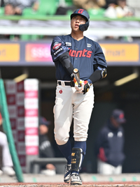 [포토] 파울타구 쳐다보는 손성빈