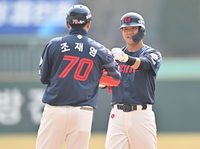 [포토] 김민성, 1회 선취점 뽑는 적시타