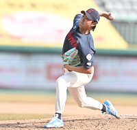 [포토] 역투하는 롯데 정철원