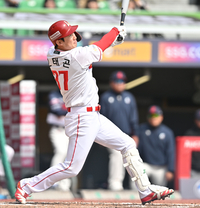 [포토] 2회 솔로포 날리는 오태곤