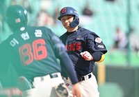 [포토] 신윤후, 7회 솔로포 쾅