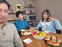 김대희, 두 아내 사이에서 어색한 미소… “오해하지 마이소”[★SNS]