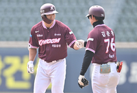 [포토] 선두 타자 이주형, 안타로 출발