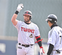 [포토] 오스틴 ‘안타 쳤어요’