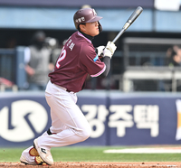 [포토] 김건희, 4회 깨끗한 우전안타