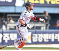 [포토] 오스틴 ‘넘어갔어’