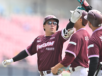 [포토] 1회 투런포 안치홍, 깔끔한 출발