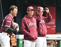 [포토] 경기 지켜보는 키움 설종진 감독