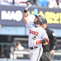 [포토] 오스틴, 6회 시원한 솔로포