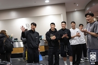“英도착 환영해” 손흥민·김민재 등 해외파 스태프까지 챙기는 감동의 도열 인사, 이게 ‘원 팀’이지 [SS 밀턴 케인즈 현장]