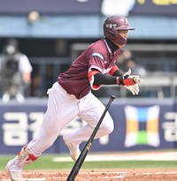 [포토] 4호 내야땅볼 치는 어준서