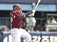 [포토] 안치홍, 4회 만루서 2타점 적시타