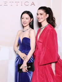 김지원, 앤 해서웨이 옆에서도 빛나는 미모… 밀라노 홀린 ‘우아한 블루’