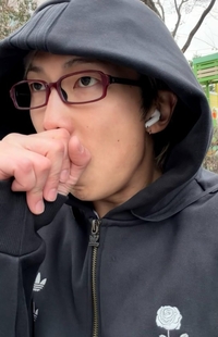 목발 짚은 RM “헤엄치러 가자”…깁스에도 뉴욕 근황 ‘밝음’