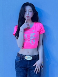 ITZY 유나, ‘아이스크림’처럼 상큼한 비주얼… 선명한 복근과 골반 라인