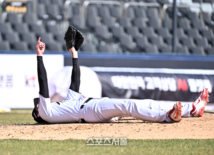 여름에 달궈진 ‘불판’ 되겠는데? KT는 왜 ‘검은색 좌석’을 택했을까 [SS이슈]