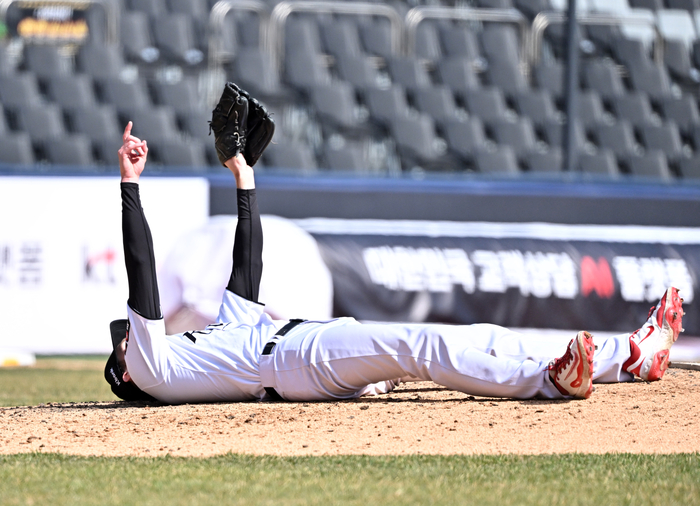 여름에 달궈진 ‘불판’ 되겠는데? KT는 왜 ‘검은색 좌석’을 택했을까 [SS이슈]