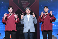 [포토]함께 세리머니하는 키움 임지열-설종진 감독-하영민