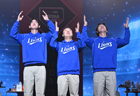 [포토]함께 세리머니 하는 삼성 구자욱-박진만 감독-강민호