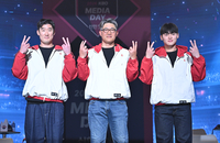 [포토]세리머니 선보이는 SSG 오태곤-이숭용 감독-조병현