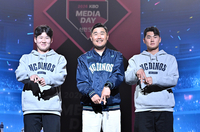 [포토]함께 세리머니 선보이는 NC 박민우-이호준 감독-김주원