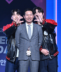 [포토]LG 염경엽 감독 볼에 하트를 만드는 박해민과 임찬규