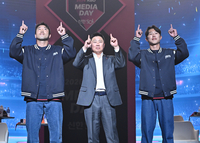 [포토]세리머니 선보이는 롯데 전준우-김태형 감독-전민재