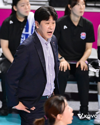 정규리그 1위로 ‘챔프전’ 앞두고 있는데…김종민 감독, 도로공사 지휘봉 내려놓는다