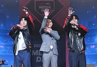 [포토]세리머니 선보이는 LG 박해민-염경엽 감독-임찬규