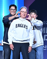 [포토]김경문 감독의 볼에 하트를 만드는 채은성과 문현빈