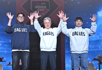 [포토]세리머니 선보이는 한화 채은성-김경문 감독-문현빈