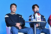 [포토]질문에 답하는 롯데 전준우와 전민재