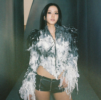 “까마귀 옷과 포도 머리”...블랙핑크 지수, 한계 없는 컨셉트 소화력