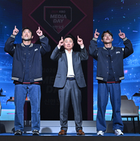 [포토]롯데 전준우-김태형 감독-전민재, 올시즌 세리머니는...