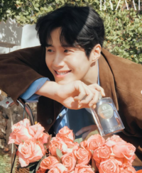 김선호, 탈세 논란 이후 첫 게시물…꽃 든 미소로 전한 근황