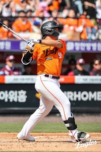 ‘끝낼 때까지 끝난 게 아닌 한화 야구’…8회 심우준 동점포→연장 강백호 끝내기로 18년 만 안방 개막전 ‘대역전극’ [SS대전In]