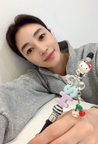 앵글의 법칙도 비껴갔다…김혜수, 클로즈업에서 더 도드라진 얼굴선