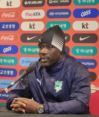 “바이에른 뮌헨, 김민재 팬이야” 코트디 감독 ‘깜짝 발언’…홍명보호 약점 묻자 “우리만 간직” 재치 발휘 [SS 밀턴 케인즈 현장]