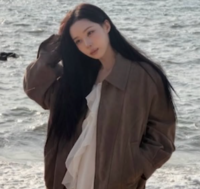 “흰 원피스에 브라운 아우터”… 윈터, 바닷가 수놓은 청순 감성[★SNS]
